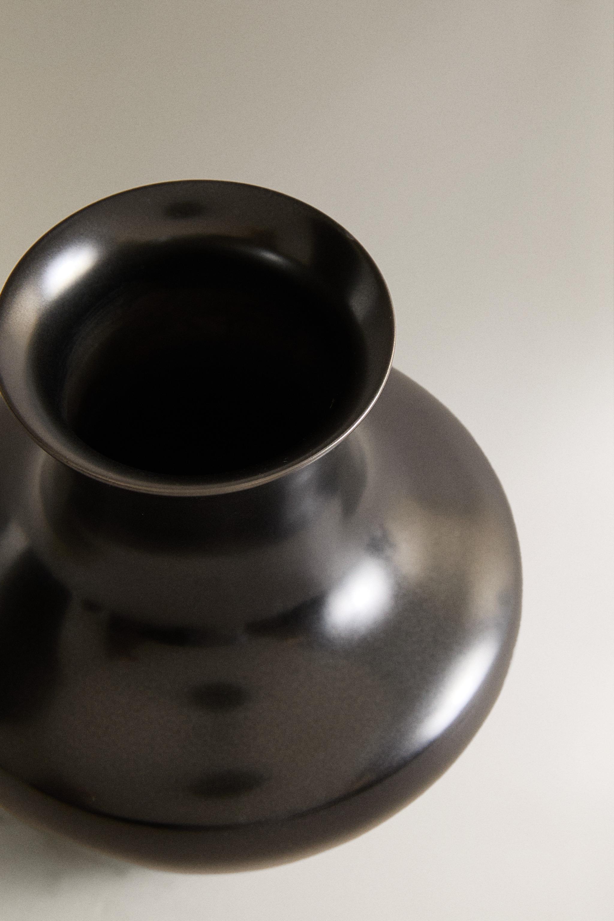 PETIT BRASS VESSEL POD I COLIN KING